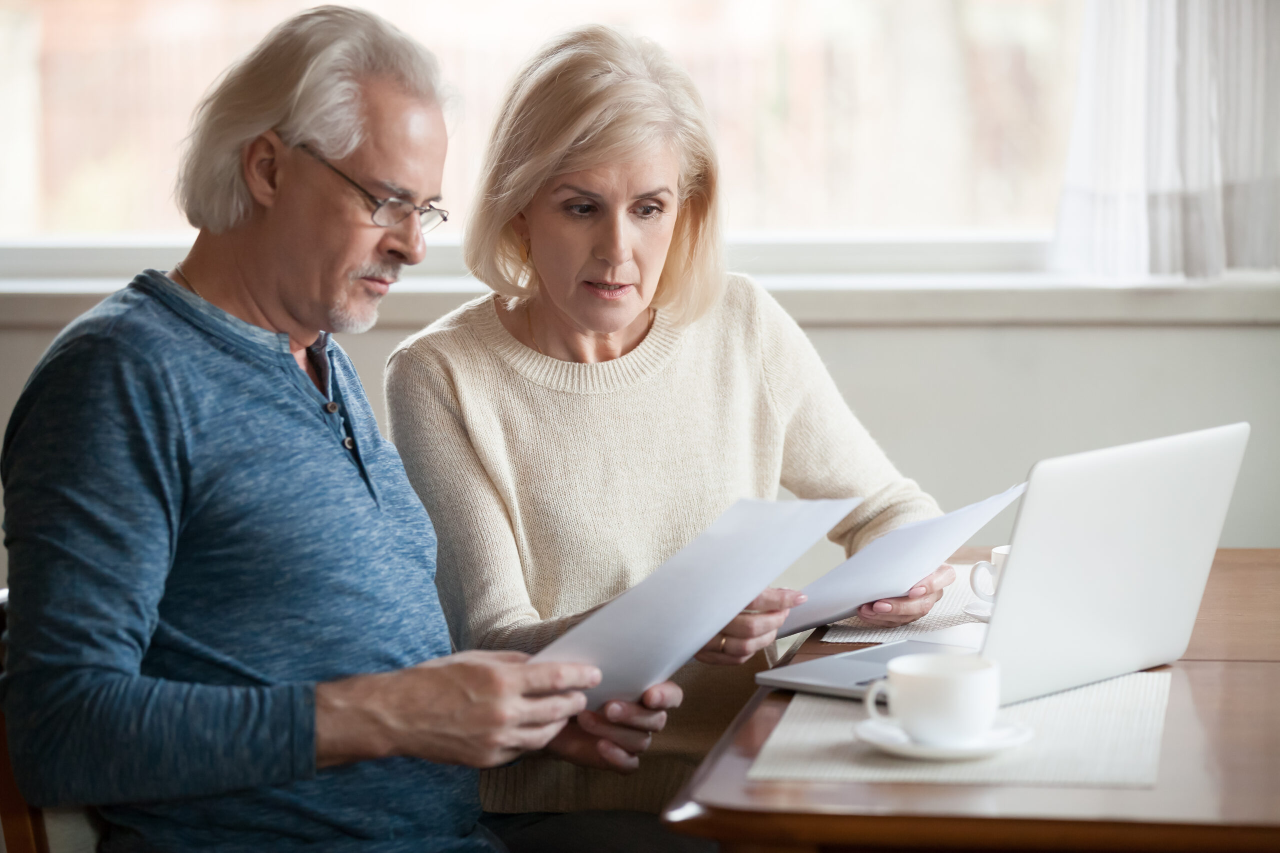 Serious,Worried,Senior,Couple,Calculating,Bills,To,Pay,Or,Checking