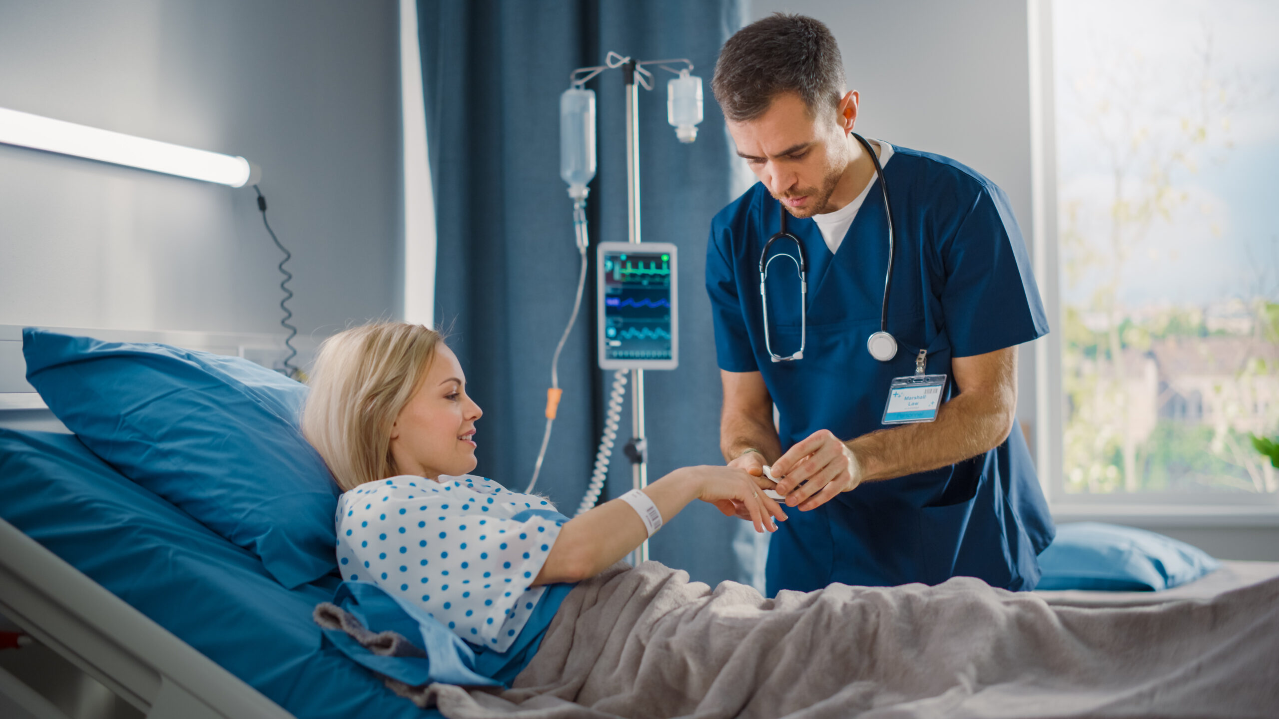 Hospital,Ward:,Friendly,Head,Nurse,Connects,Finger,Heart,Rate,Monitor