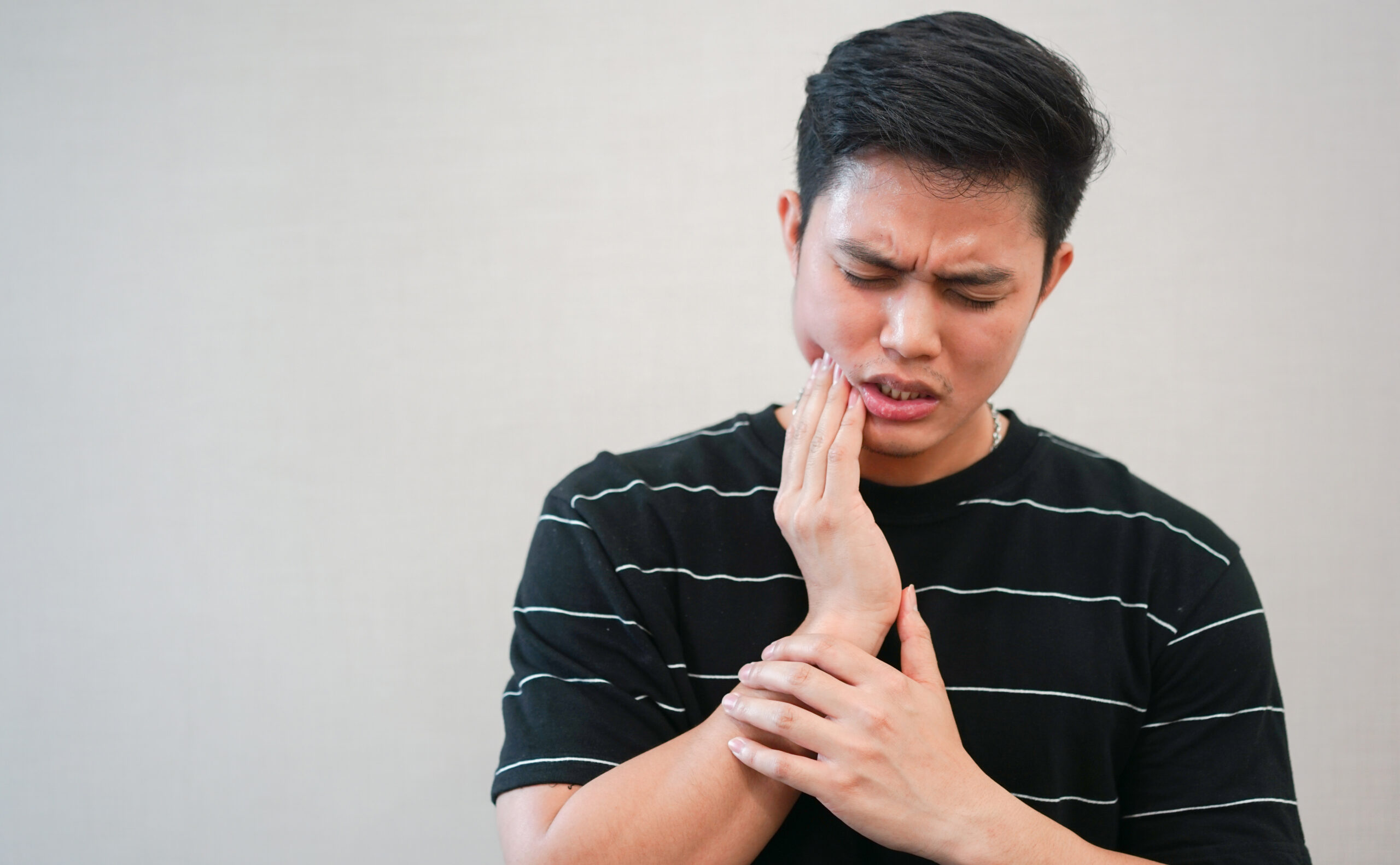 Close,P,Young,Asian,Man,Using,Hand,Cover,On,Cheek